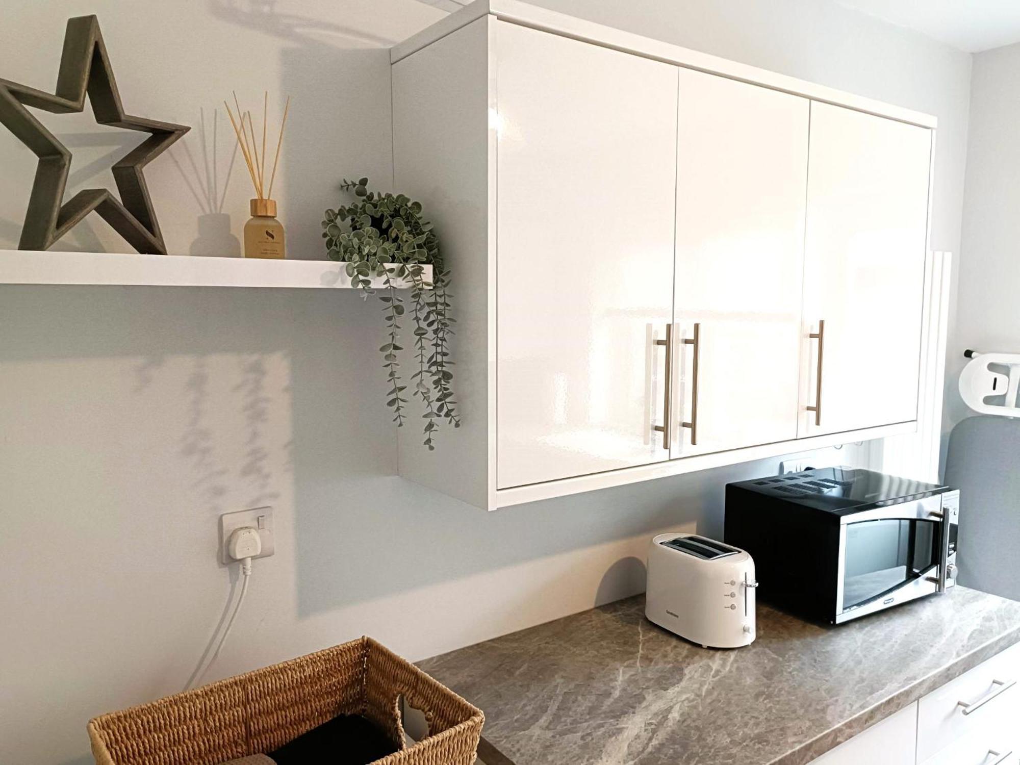 Charming Terrace Home In Whitchurch وايت شيرش المظهر الخارجي الصورة